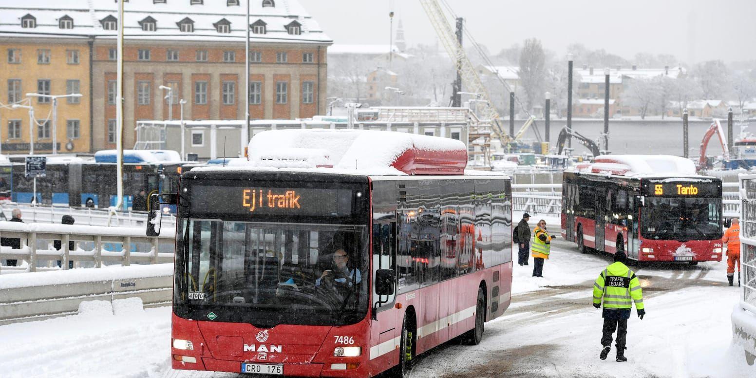 Värst drabbas bussarna av snöfallet i Stockholm.