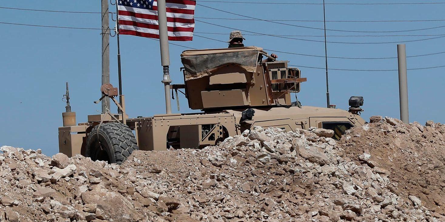 En amerikansk soldat i Manbij i norra Syrien i april förra året. Arkivbild.