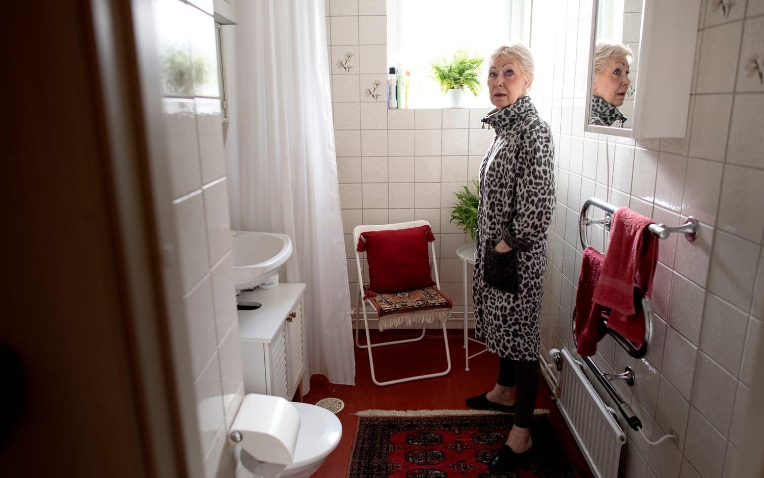 I mörkret i sin egen hall mötte Gunilla Gustafsson, 70, en råtta – som tagit sig upp genom avloppet.

Bild: Björn Larsson Rosvall
