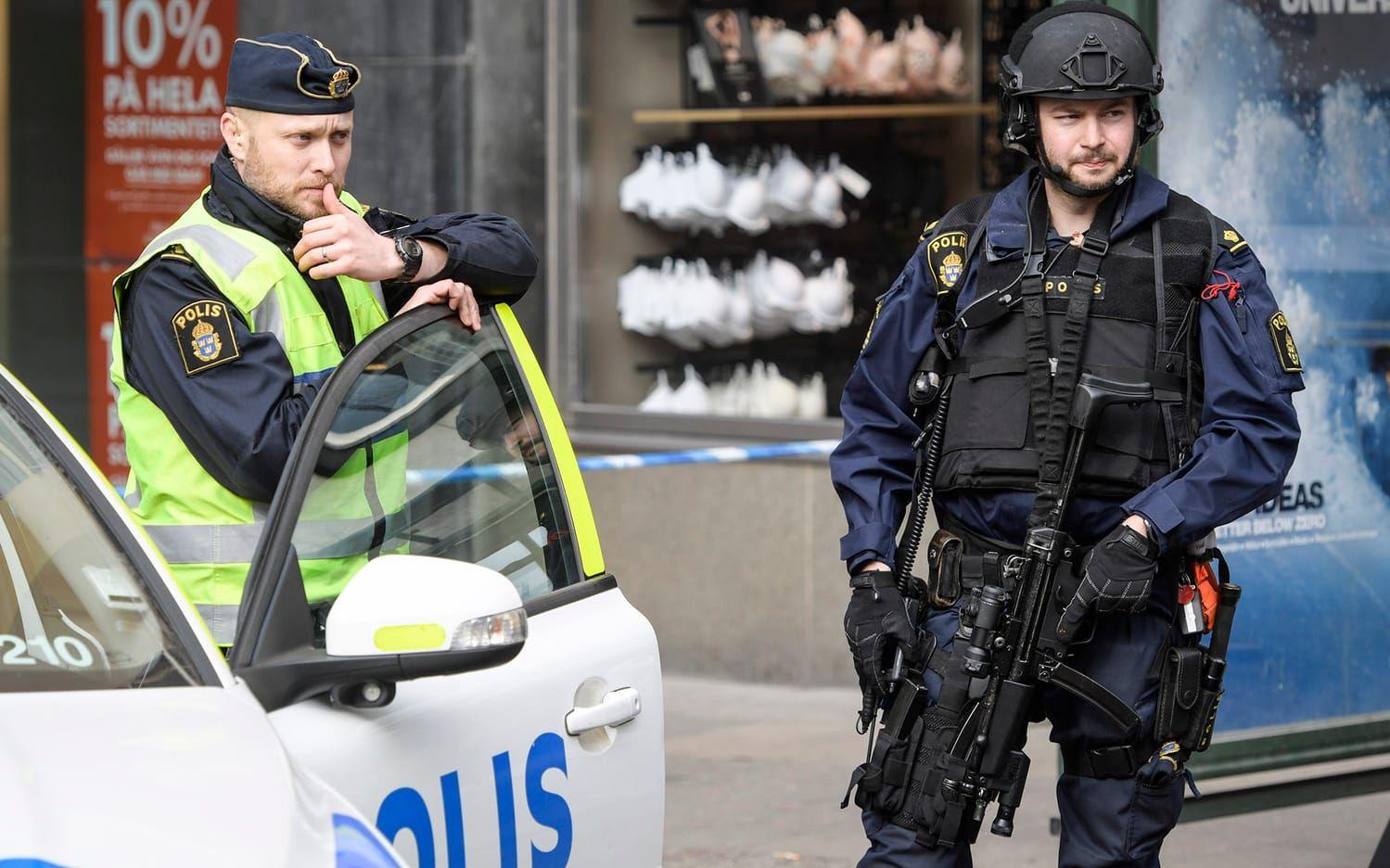 Stockholm den 8 april 2017. Polis i centrala Stockholm på lördagen efter dådet. Foto: Anders Wiklund 