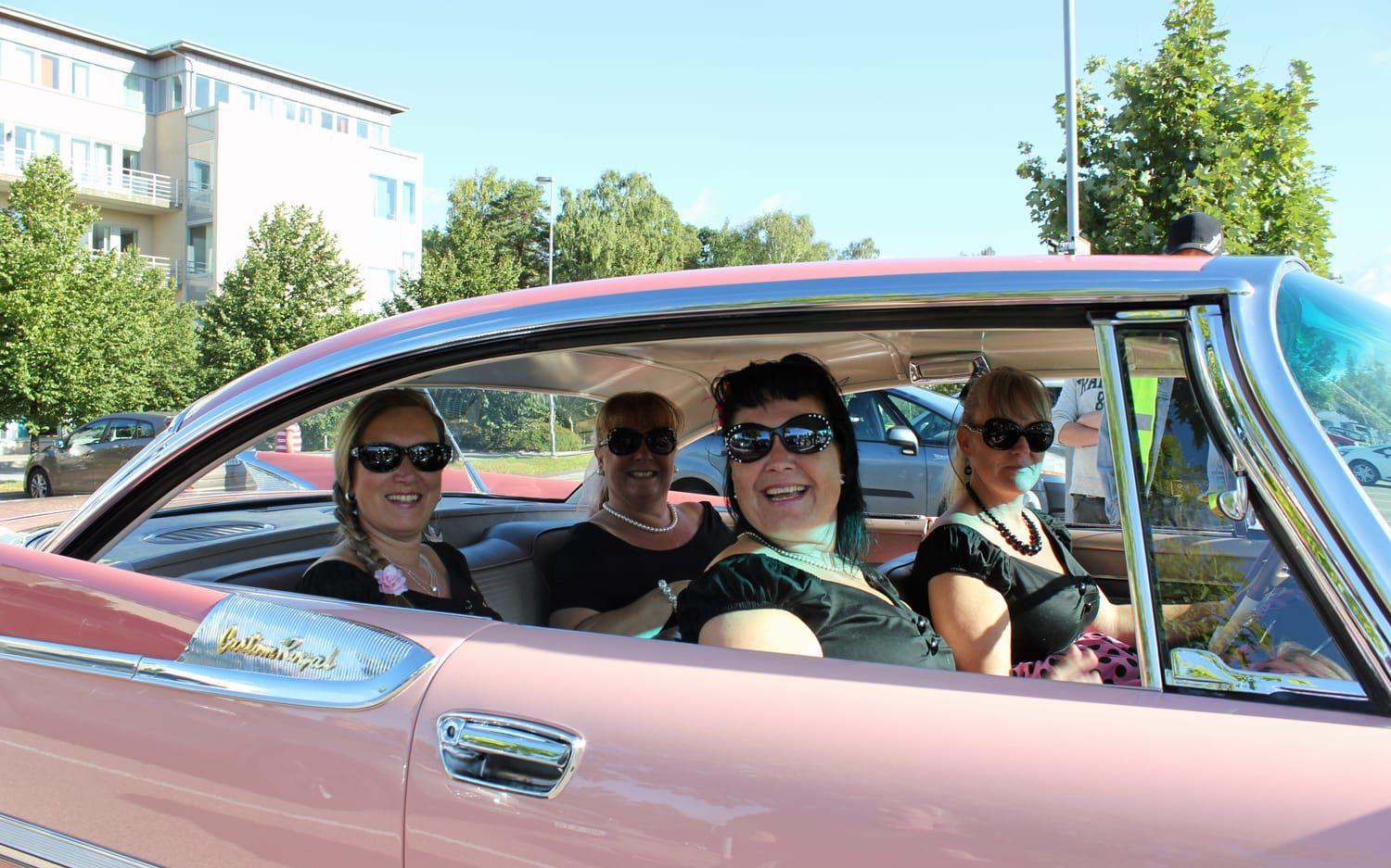 Vinnarekipaget med Susann Wennerdahl, Annika Ekström, Ylva Förssell och Malin Eriksson i en Dodge Custom Royal -59. De är på Ladies run for fun för andra gången. Foto: Suzanne Werner