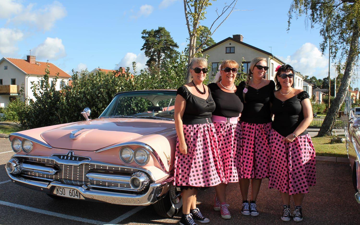 Malin Eriksson, Annika Ekström, Susann Wennerdahl och Ylva Förssell klär sig dagen till ära i likadana 50-talskläder. Foto: Suzanne Werner
