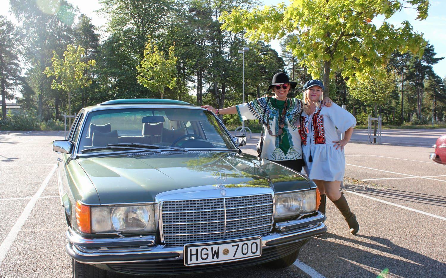 Christina Svanström och Yvette Eklund-Bertilsson kör 70-talstema. Foto: Suzanne Werner