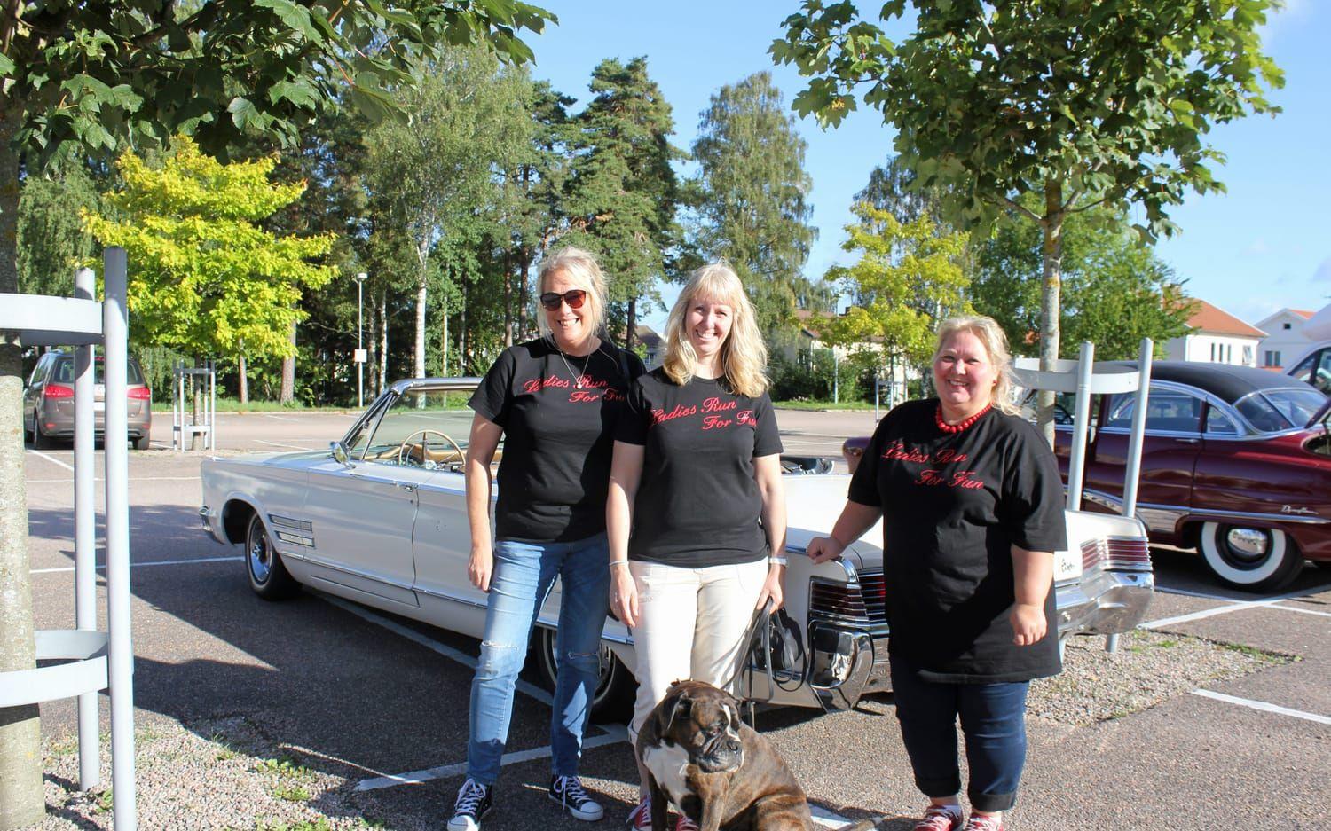 Anne Arvidsson, Anette Welander och Laila Bohlin är med i Trestads veteranbilklubb som arrangerar veteranfordonsrallyt Ladies Run For Fun. Hunden heter Doris. Foto: Suzanne Werner