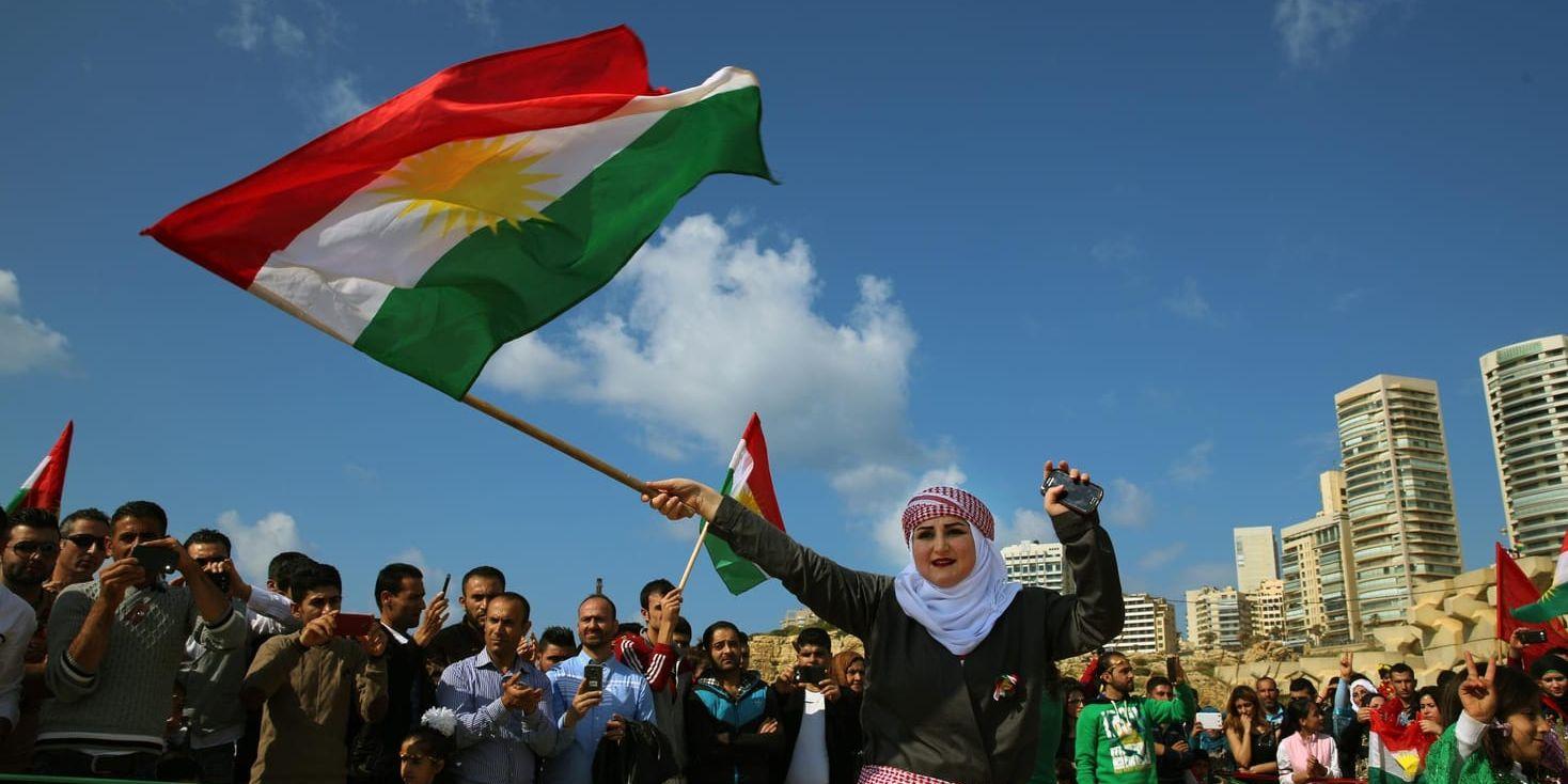 Nazdan, som flytt från al-Qamishli i Syrien, viftar med en kurdisk flagga under firandet av det kurdiska nyåret i Libanon förra året.