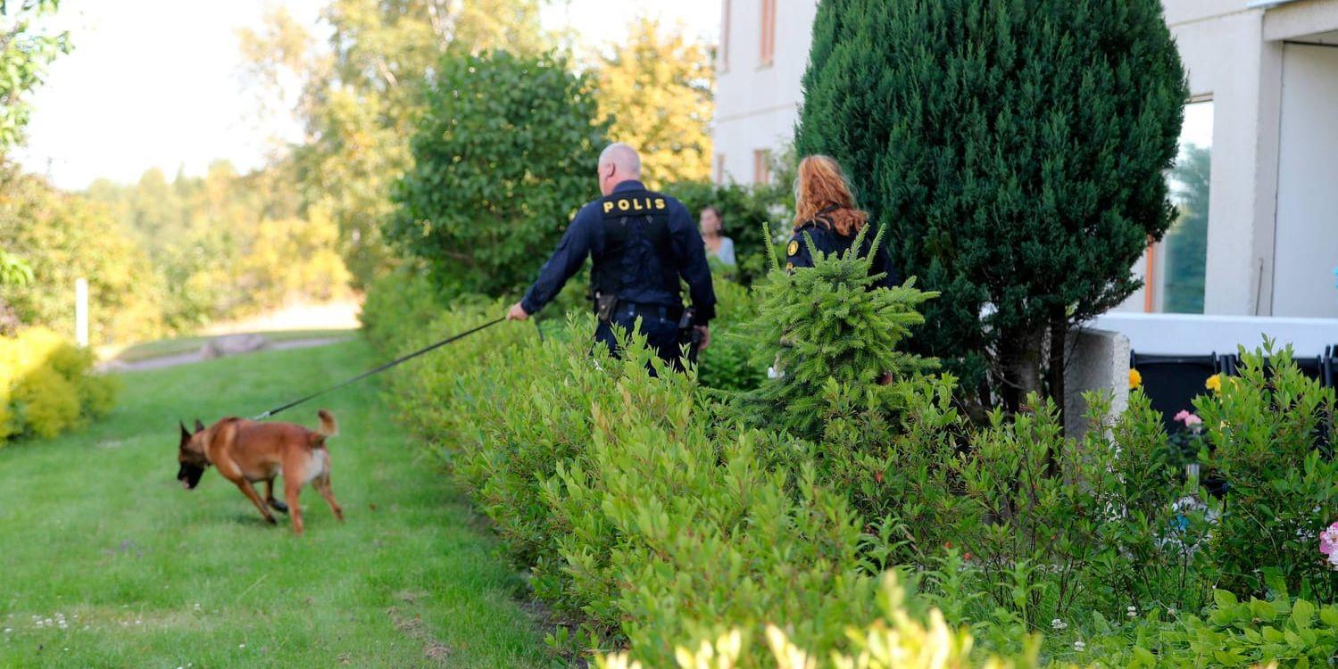 En kvinna och tre små barn hittades döda i samband med en brand i en lägenhet i Gårdsten i Göteborg. Polisen misstänker att alla fyra utsatts för brott innan branden.