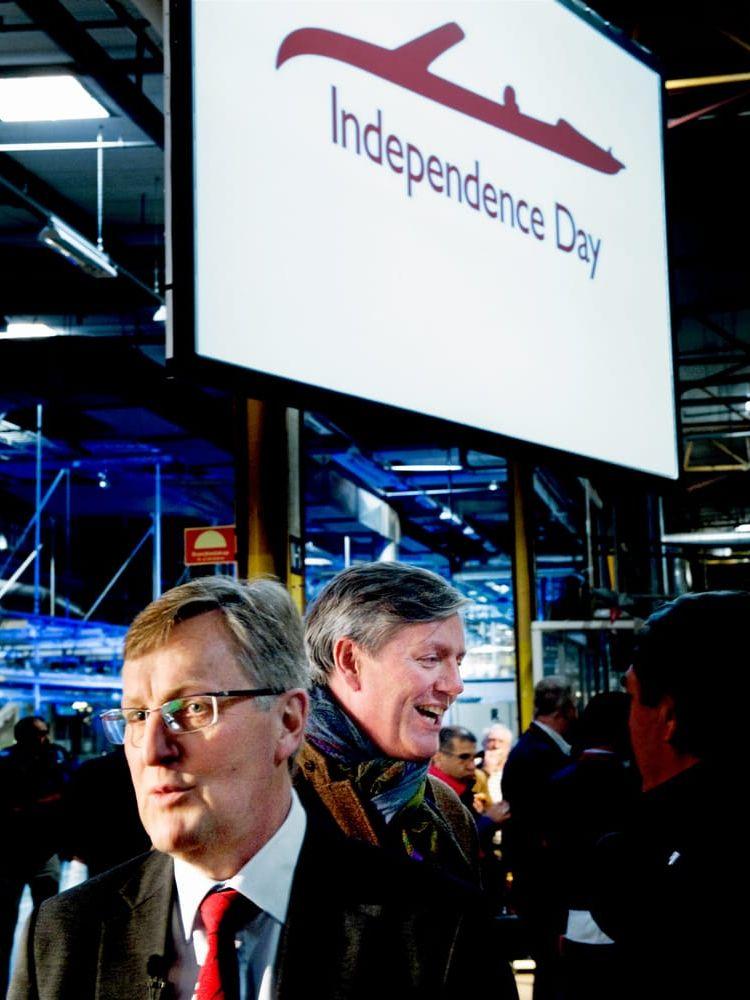 23 februari 2011: Independence day. På Stallbackafabriken firas med tårta och underhållning att bolaget nu är självständigt, Jonsson och Muller avverkar intervjuer med media på löpande band. Bild: Bengt Kjellin