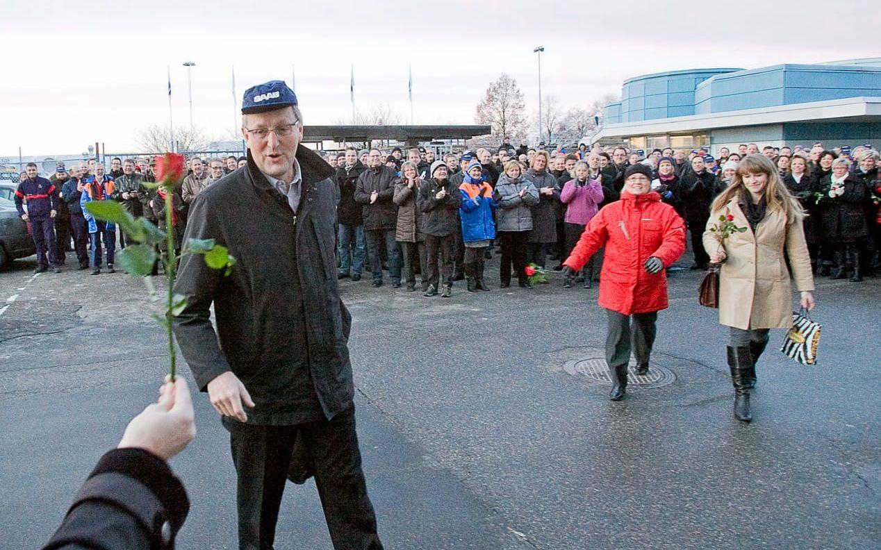 3 december 2009: Vd:n Jan Åke Jonsson hyllas på Saab-fabriken och möts av rosor, när han varit och förhandlat med General Motors i Detroit. Bild: Roger Lärk