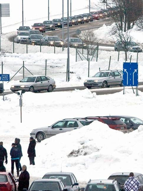16 januari 2010: En bilkonvoj för att rädda Saab bildades, då ringlade sig köerna av bilar lång in till Stallbackafabriken. Bild: Stefan Bennhage