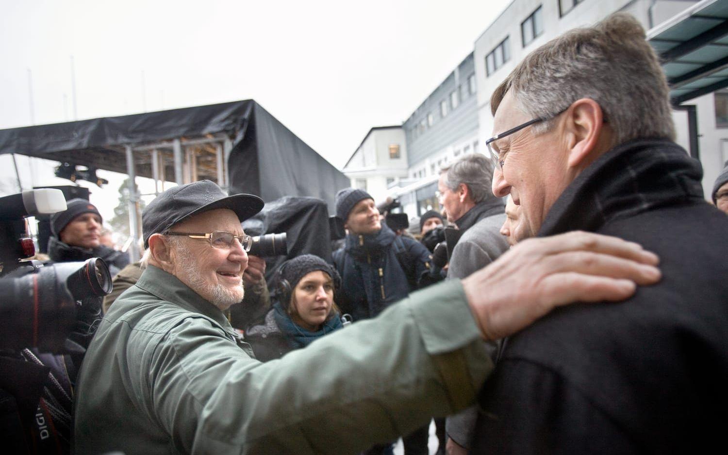 27 januari 2010: Jan Åke Jonsson och Spyker-vd:n Victor Muller togs emot som hjältar utanför Saab-museet av de stora folkmassorna. Företaget var räddat och kunde börja producera bilar igen. Bild: Stefan Bennhage