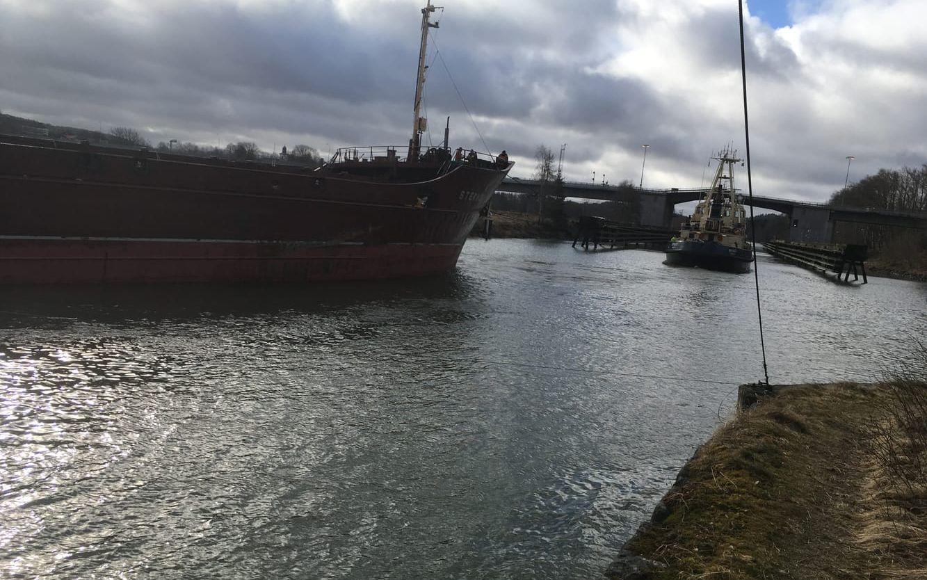 På morgonen den 22 mars, nästan fyra veckor sedan fartyget gick på grund i Lilla Edet, bogserades Sternö iväg mot ett varv i Göteborg. Bild: Pasi Hakopuro