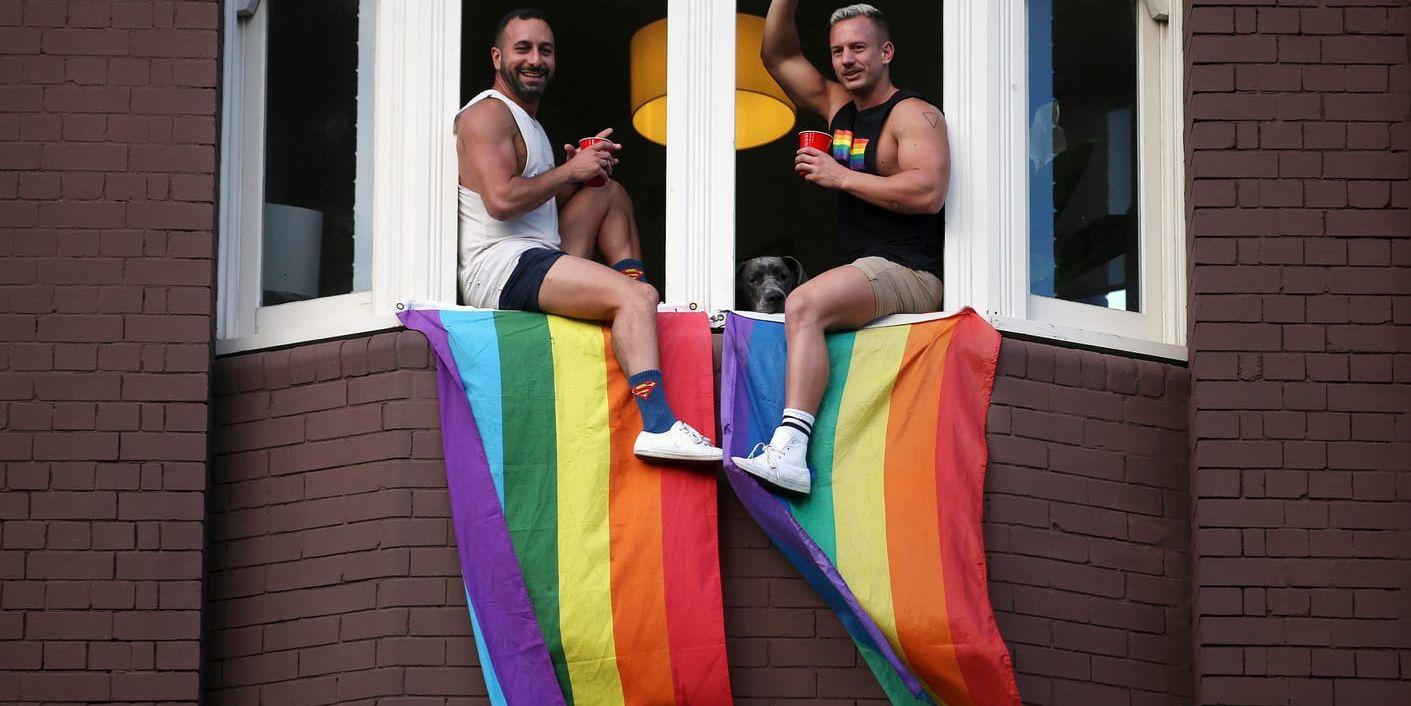 Sympatisörer för samkönade äktenskap firar i Sydney, Australien.