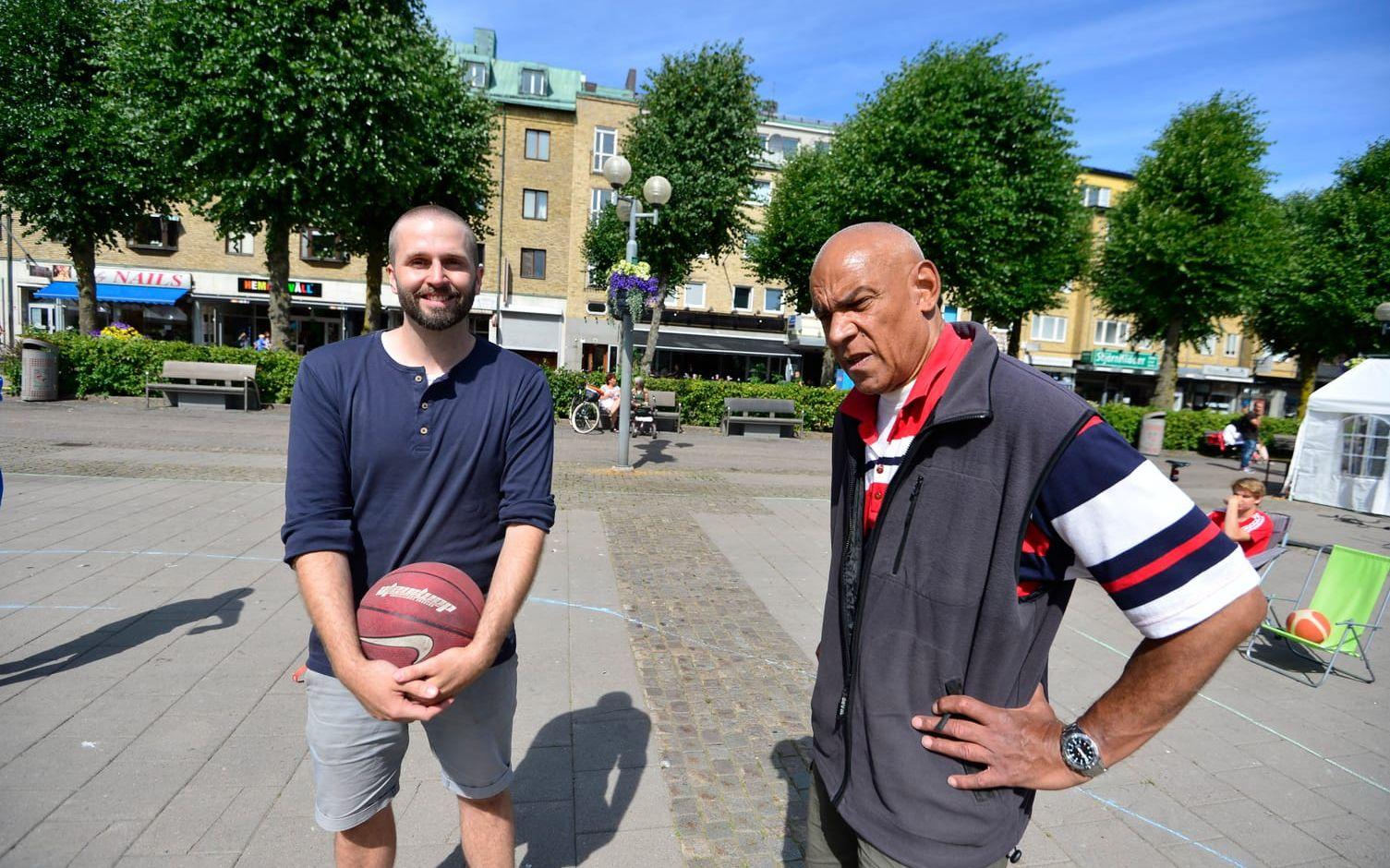 Henrik Carlsson och Charles Alexander från Trollhättans Basket. Bild: Andreas Olsson