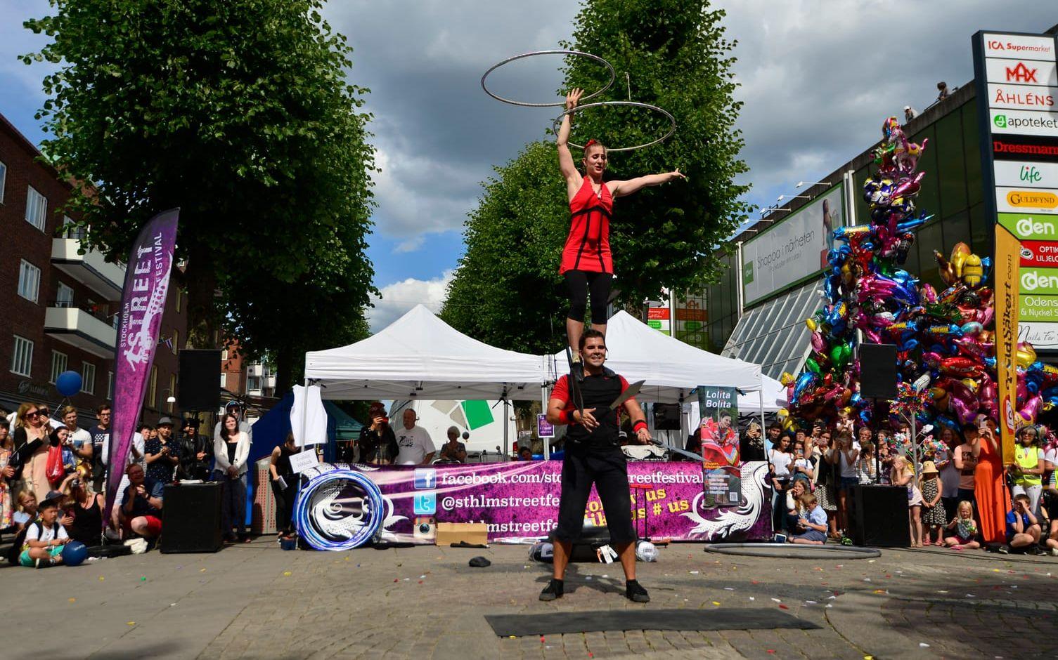 Cirkusartisterna Dan och Kimberly Craig, från USA och Kanada, showar utanför Oden. Bild: Andreas Olsson