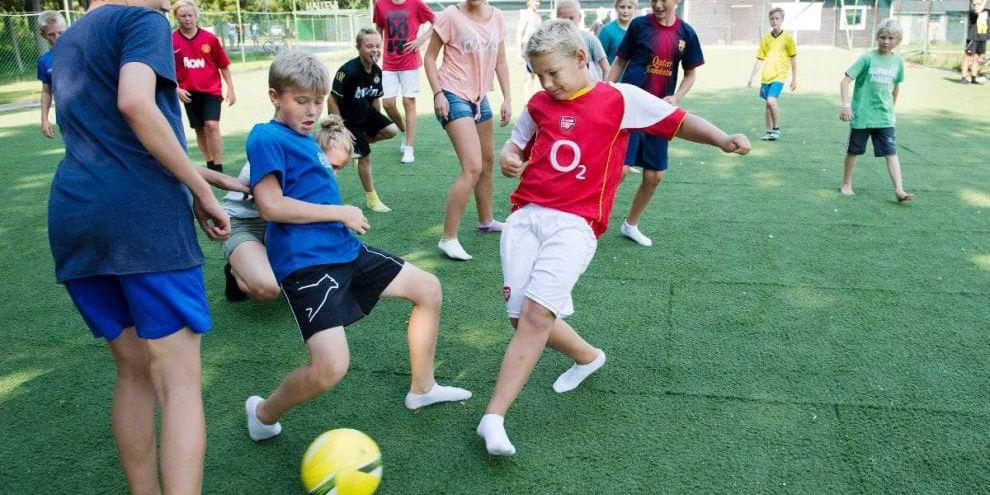 Närkamp.  Sedan knappt tre år tillbaka finns en konstgräsplan vid Hallevis idrottsplats i Vargön. På senare tid har spontanidrotten växt allt mer, och är i dag en populär syssel- sättning året runt för ungdomar i alla åldrar. ”Vi är här nästan varje dag,” säger Clara Karlsson, 13 år.