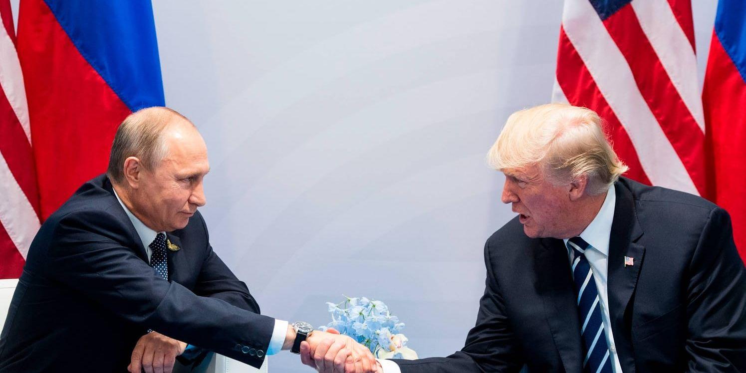 Presidenterna Vladimir Putin och Donald Trump – så goda vänner att det oroar båda de stora partierna i USA. Bild från toppmötet i Hamburg i början av juli.