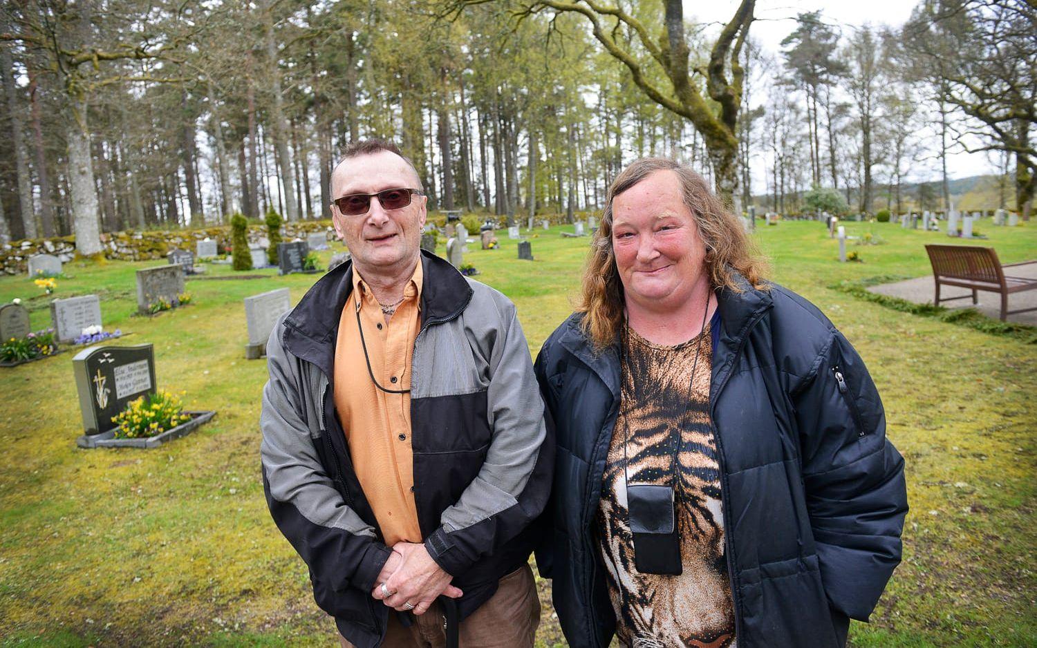 Christer Brage och grannen Ann-Lis Andersson besökte också begravningen. Foto: Anna-Maria Holmgren