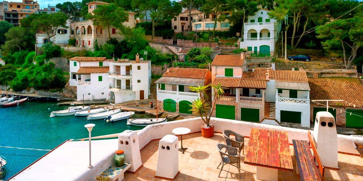 Att hyra andra människors hus i stället för att betala dyra hotell förändrar resandet. Här ett hem i Mallorca.