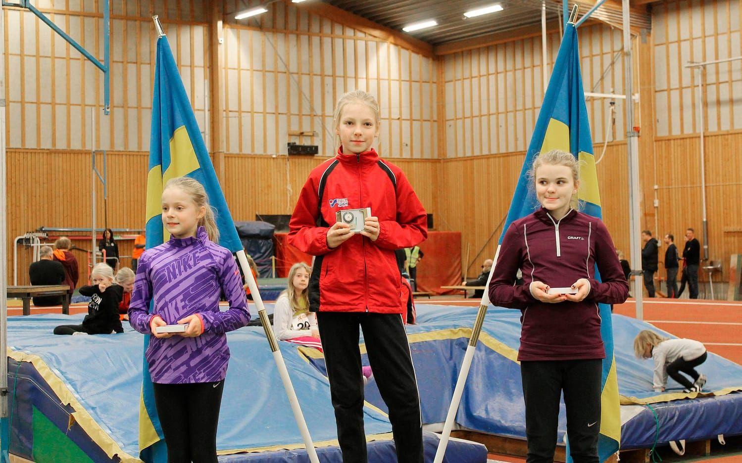 Högst upp på pallen. Linnea Hallsten fick kliva högst upp på pallen när hon vann en guldmedalj i höjdhopp. Bilder: GÖRAN HALLSTEN