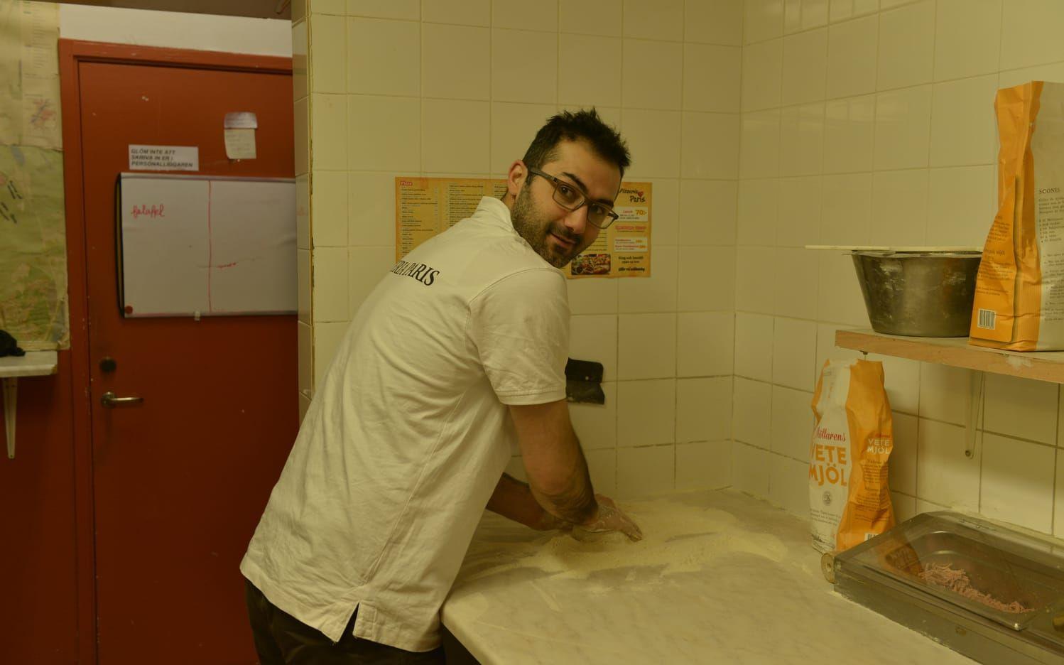 I köket står Hasse Abdallah och gör i ordning nästa pizza till hungriga kunder. Bild: Daniel Gustafsson