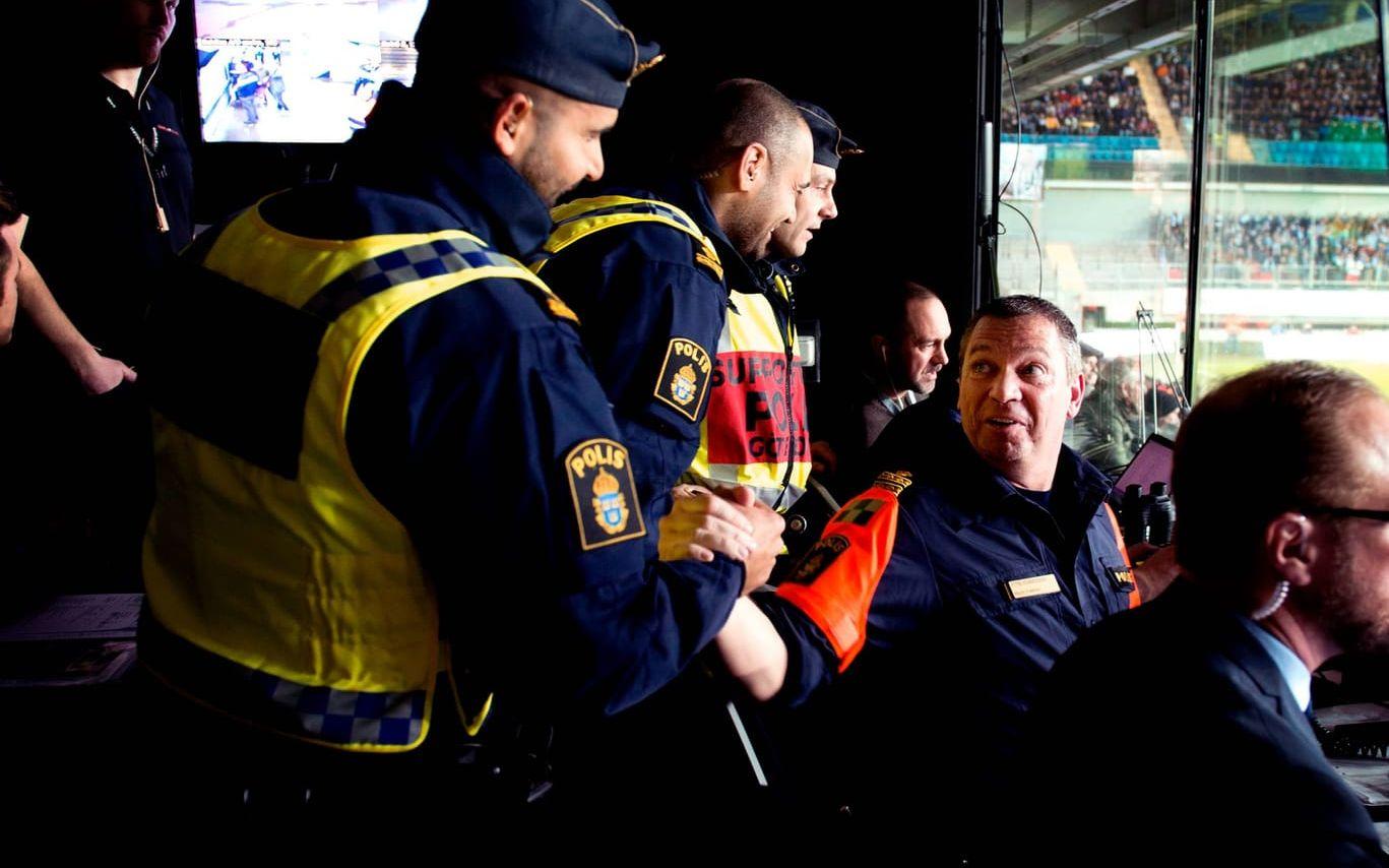 Martin Fredman som polis och ansvarig för säkerheten i samband med en så kallad högriskmatch mellan IFK Göteborg och Malmö FF i april 2014. Bild: BENGT KJELLIN/GÖTEBORGS-POSTEN