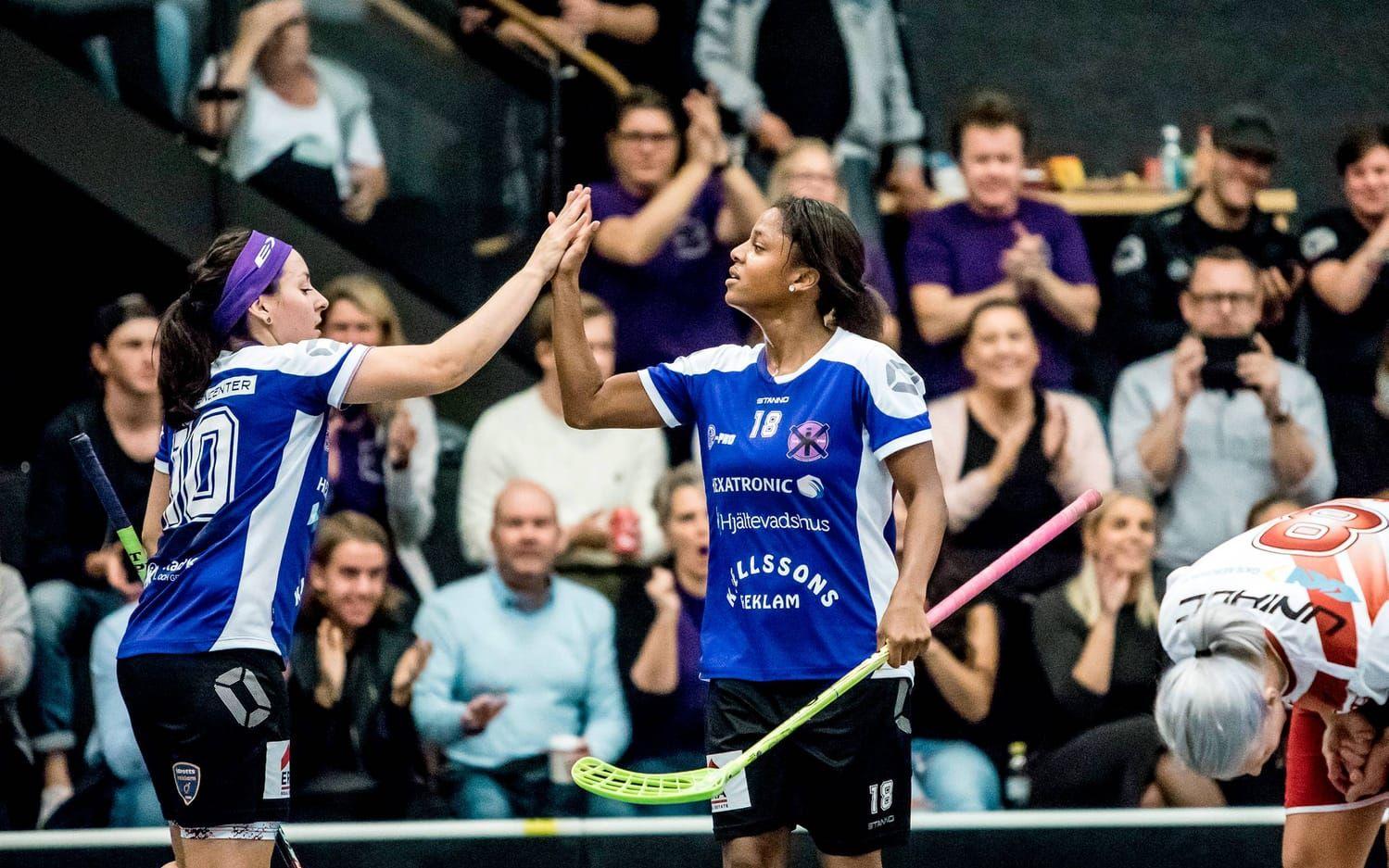 Rebeca Lööf (till vänster) gjorde fem mål och Ximena Pettersson två, när Tvåstad premiärvann i derbyt bort mot IBK Elfhög. Bilder: SEBASTIAN LAMOTTE