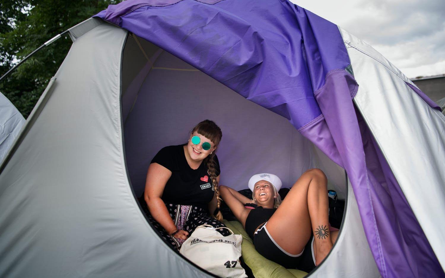 Johanna Staffansdotter och Miranda Karlsson i sitt tält. Foto: Robin Aron.
