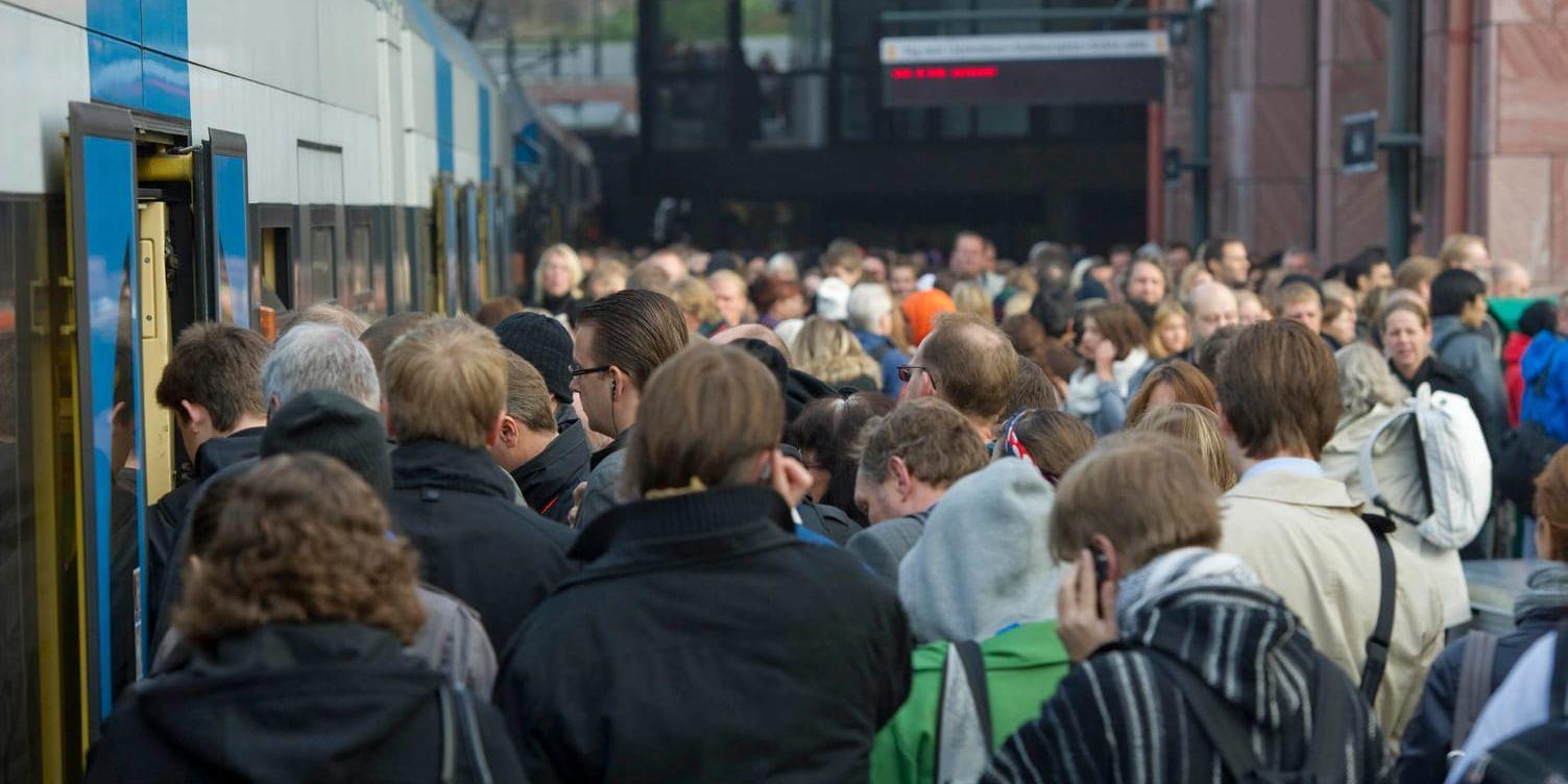 Res dig inte i onödan för en gammal människa på bussen eller tunnelbanan, föreslår forskare. På bilden resenärer som trängs i morgonrusningen vid tvärbanan i Alvik i Stockholm.