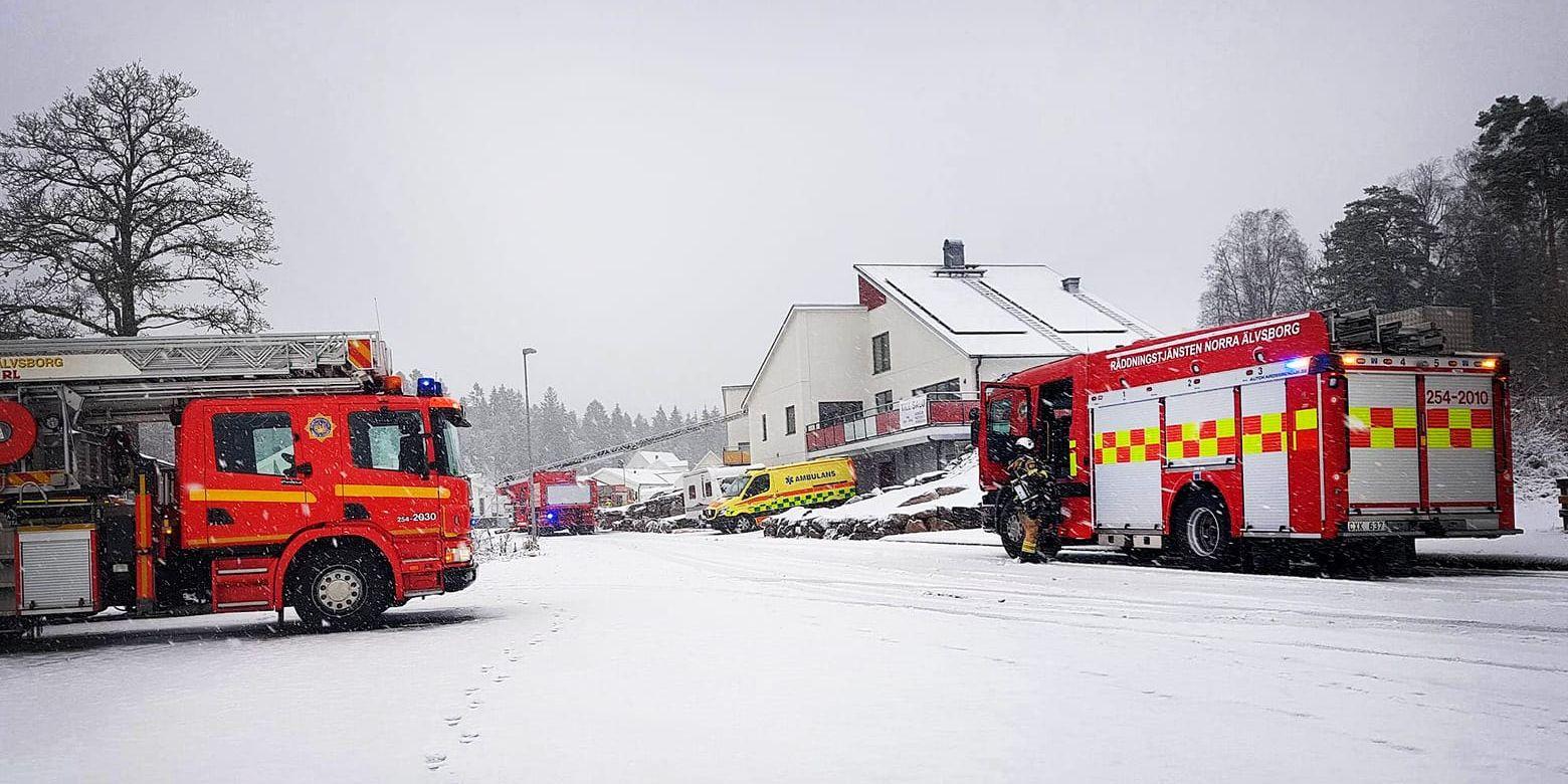 Räddningstjänsten i Vänersborg larmades till en villa där det börjat brinna kring en skorsten. Foto: Johan Lindahl