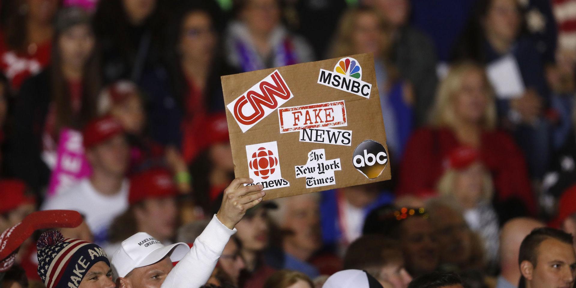 Krigar. En Trump-supporter riktar sig till etablerad media med ett budskap om falska nyheter. 