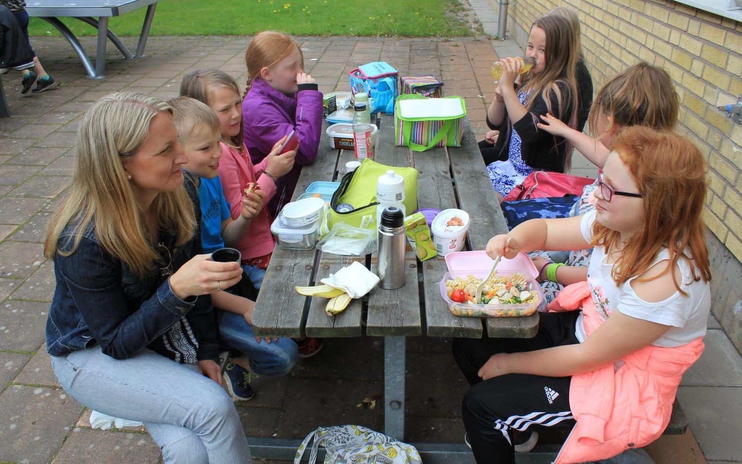Årskurs 1-2 från Åsebro skola intog lunch intogs ute i det fria.