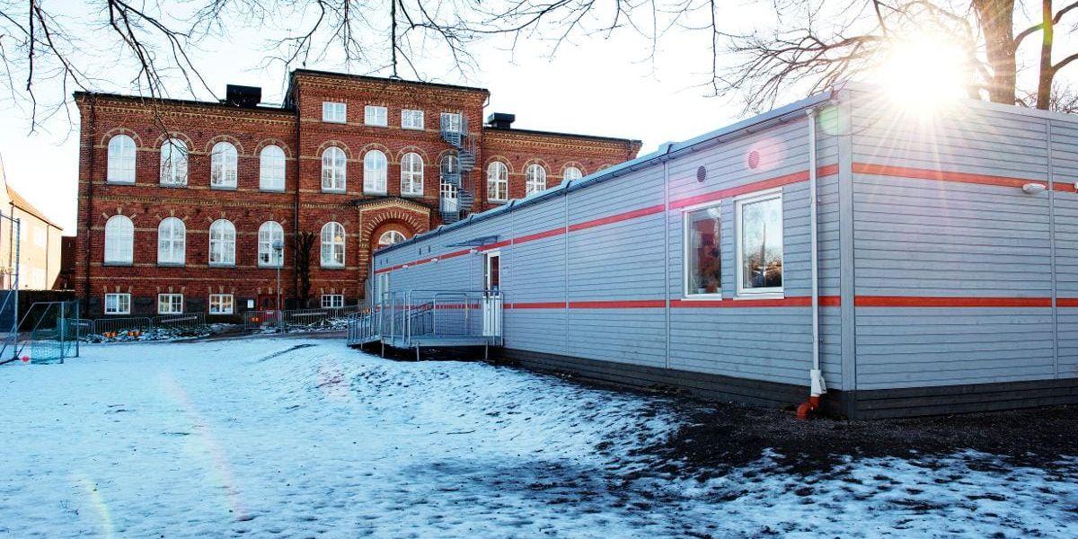 Platsbrist. Det är trångt på skolorna i Vänersborg. Nu föreslår barn- och utbildningsförvaltningen att en ny skola ska byggas på Holmängen.