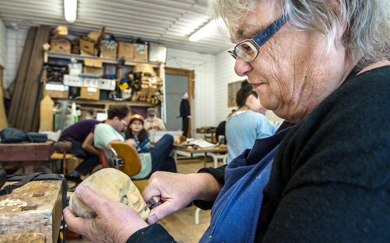 Åsa Holmlund från Mölndal gick på workshop i att tälja och göra en japansk bunraku-docka. Det är en av alla saker som man kan stöta på på det gamla bruksområdet i Fengersfors.