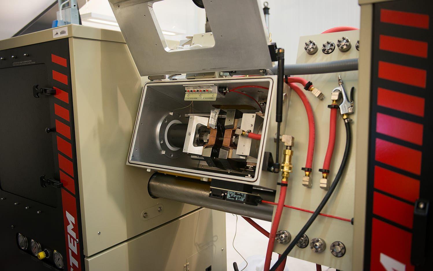 Maskinen kommer användas av högskolan doktorander för att simulera olika typer av tillverkningsprocesser.
