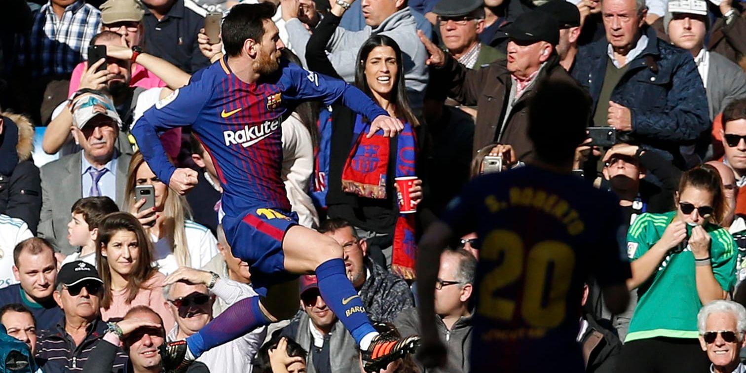 Lionel Messi firar sitt straffmål i Barcelonas 3–0-seger mot Real Madrid.