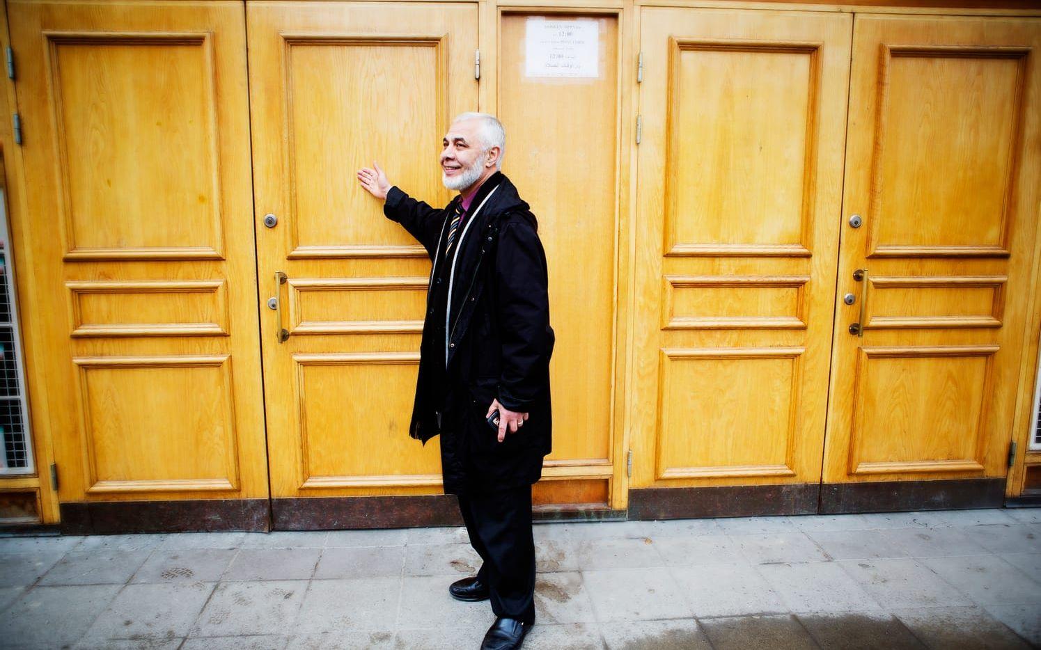 Hot och hat. Imamen Mahmoud Khalfi visar dörrarna där någon för några år sedan målade stora hakkors. Någon dag senare hade någon annan lämnat en bukett blommar för varje hakkors. Foto: Caroline Tibell
