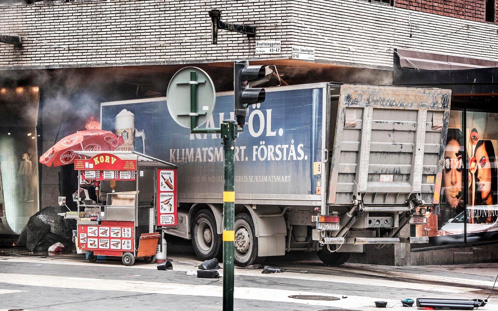Världen förundrades över bilden på korvkiosken som var en hårsmån från att träffas av lastbilen. Foto: Tomas Oneborg