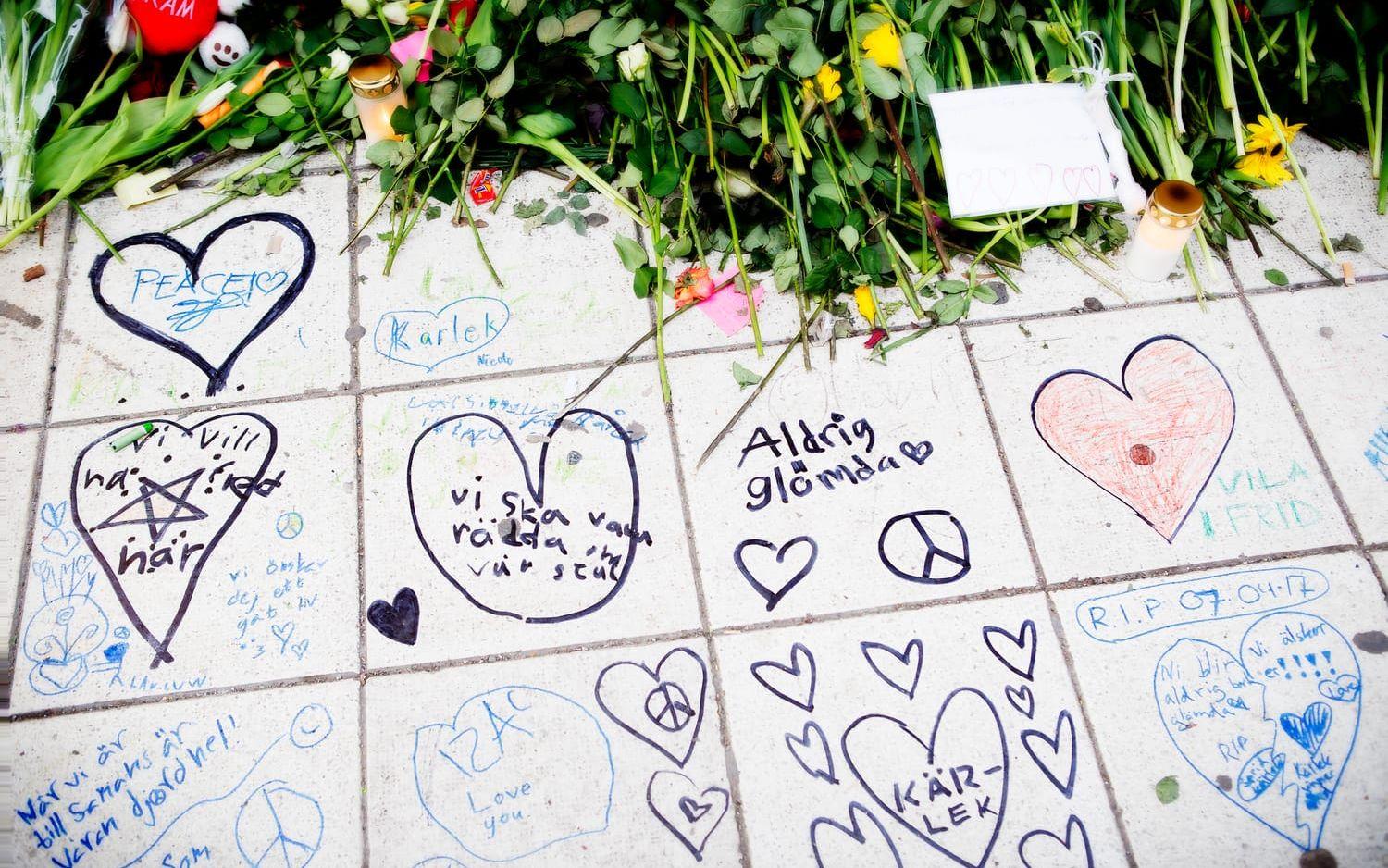 Kärlek och sorg. Drottninggatan täcks av meddelanden, skrivna på lappar, direkt på stenläggningen eller husens väggar. Foto: Caroline Tibell