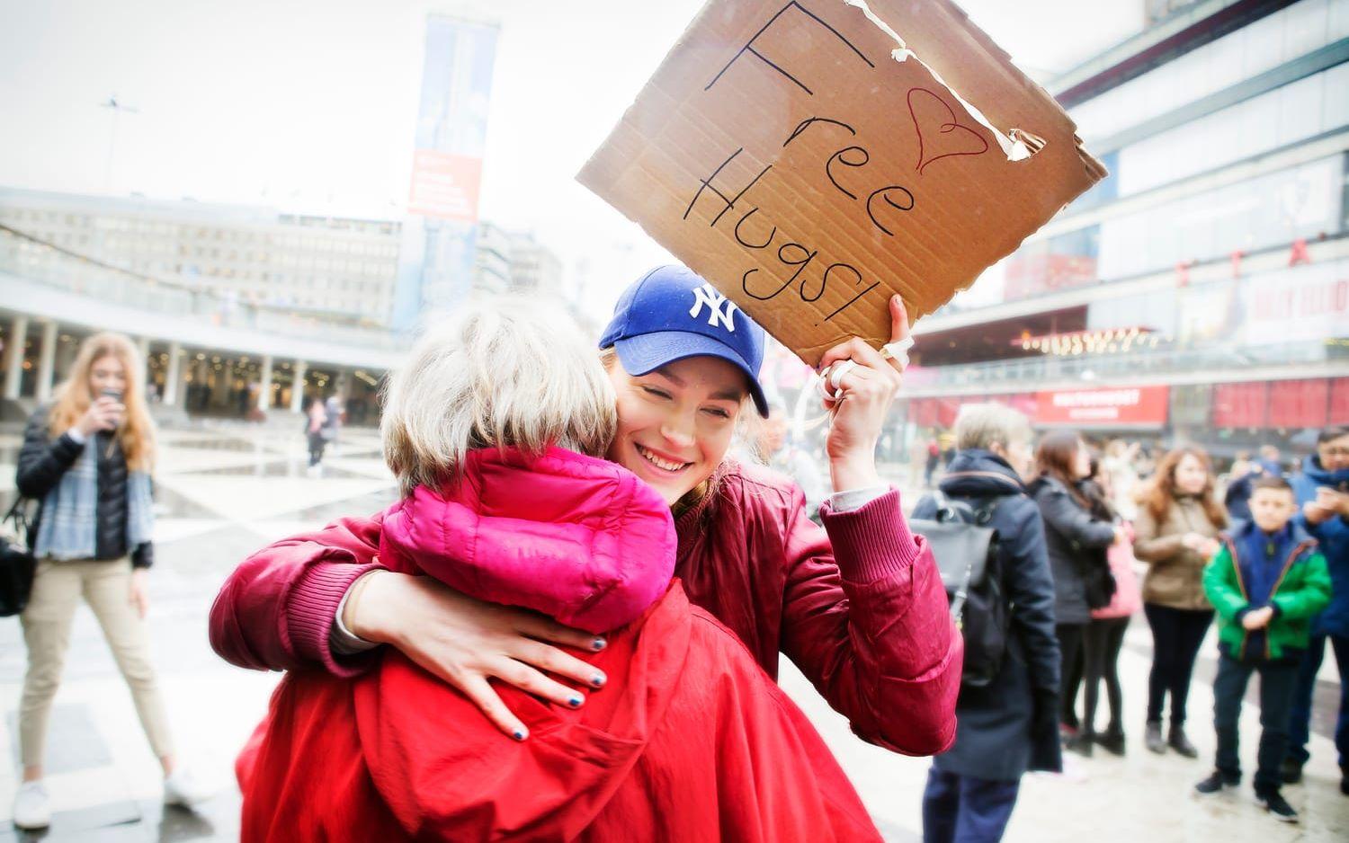 Kramterapi. Linnea Knittelfelder står på Sergels torg och delar ut gratis kramar till den som vill ha. Foto: Caroline Tibell