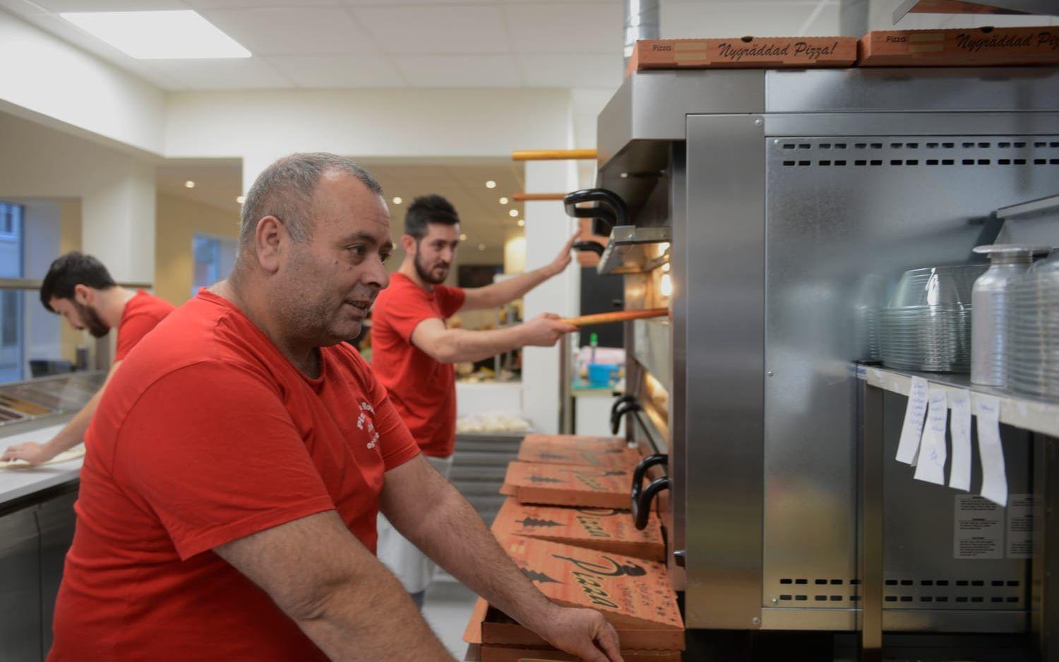 Pizzaugnen kommer att gå varm även på julafton när Orhan Polat och kollegorna på bjuder på mat. Foto: Pasi Hakopuro