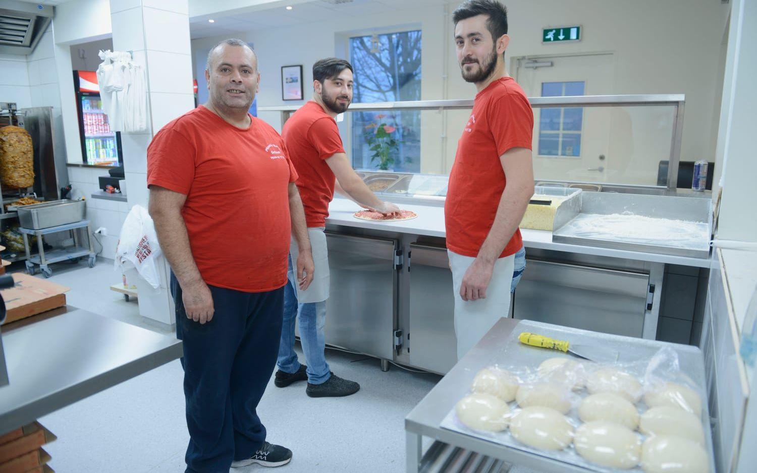 Orhan Polat och kollegorna på pizzeria Roma, Yilmaz Yilamz och Hidir Polat. Foto: Pasi Hakopuro