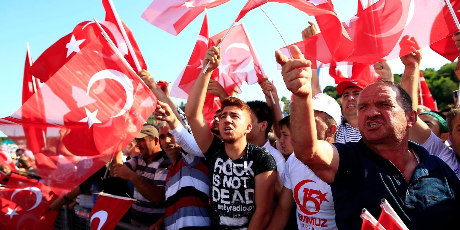 Demonstranter i Istanbul på ettårsdagen av kuppförsöket. Arkivbild.