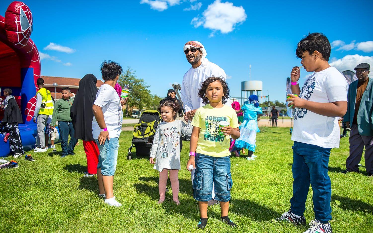 Ali al-Zubadi tillsammans med sina barn Fares, Saif, Laith och Hamin. De tillsammans med flera hundra passade på att gå på Eidfesten på gräsplanen framför Tärnanskolan. Bilder: Stefan Bennhage