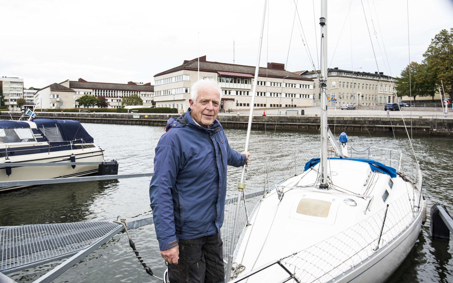 Kjell Gustavsson har sin båt i hamnkanalen i Vänersborg. Han surrar alltid fast båten rejält oavsett om det är storm eller inte.