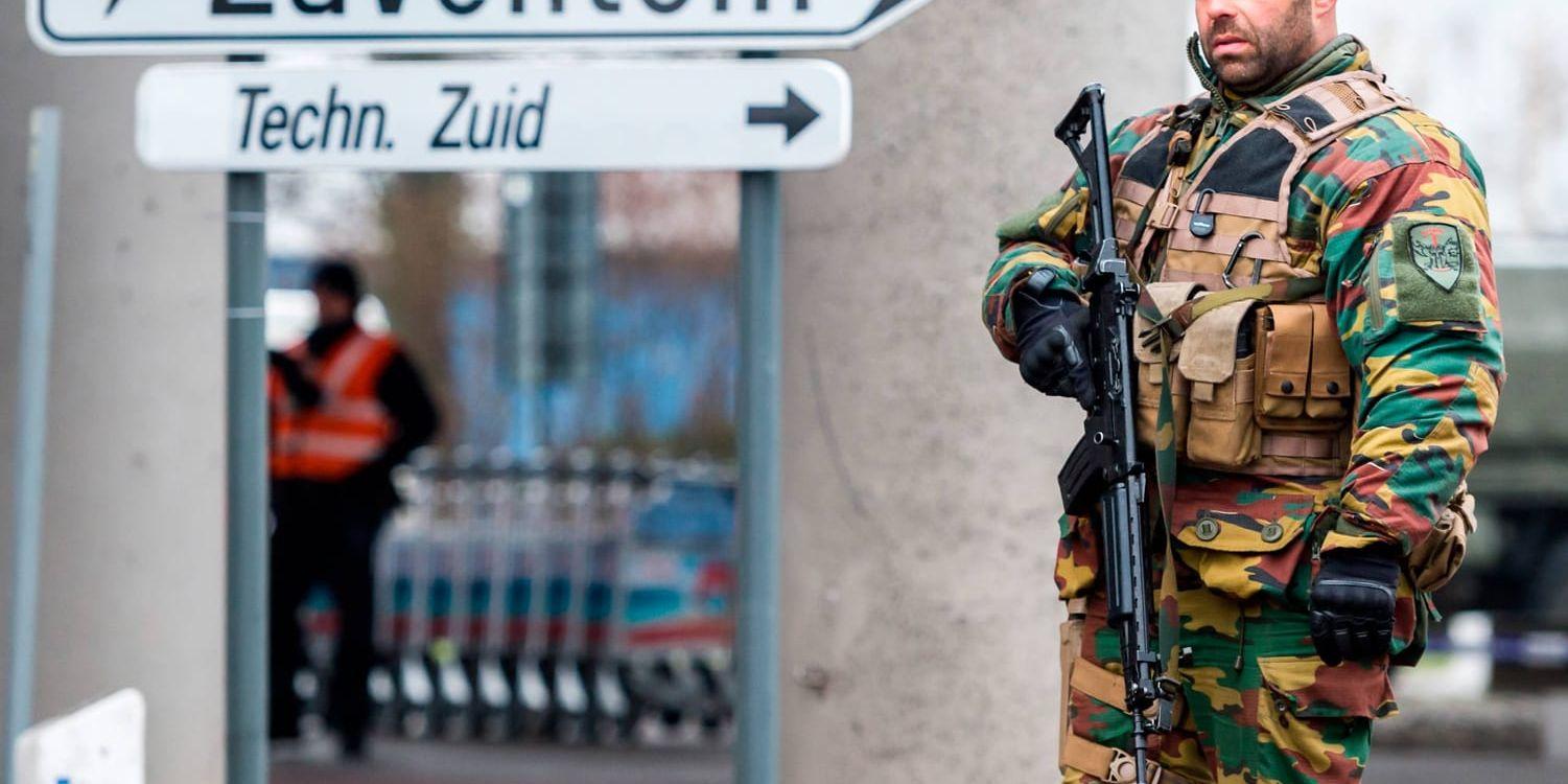 En soldat på vakt utanför Zaventem-flygplatsen i Bryssel efter terrordådet i mars i fjol.