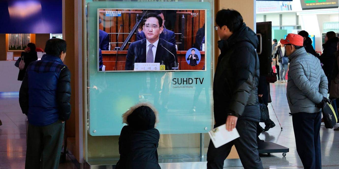 Samsungs vice ordförande Lee Jae-Yong vittnar i en tidigare parlamentsutfrågning i december. Arkivbild.
