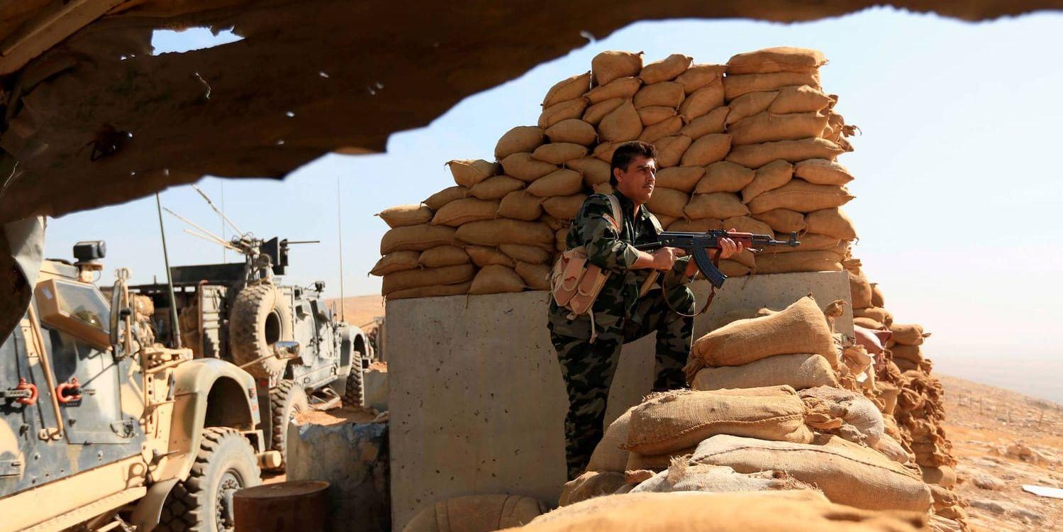 Human Rights Watch har tagit fram en rapport som belägger överträdelser från de svenskstödda kurdiska peshmergastyrkorna i samband med striderna mot IS. På bilden en peshmergakrigare utanför staden Bartella, 15 kilometer från Mosul.