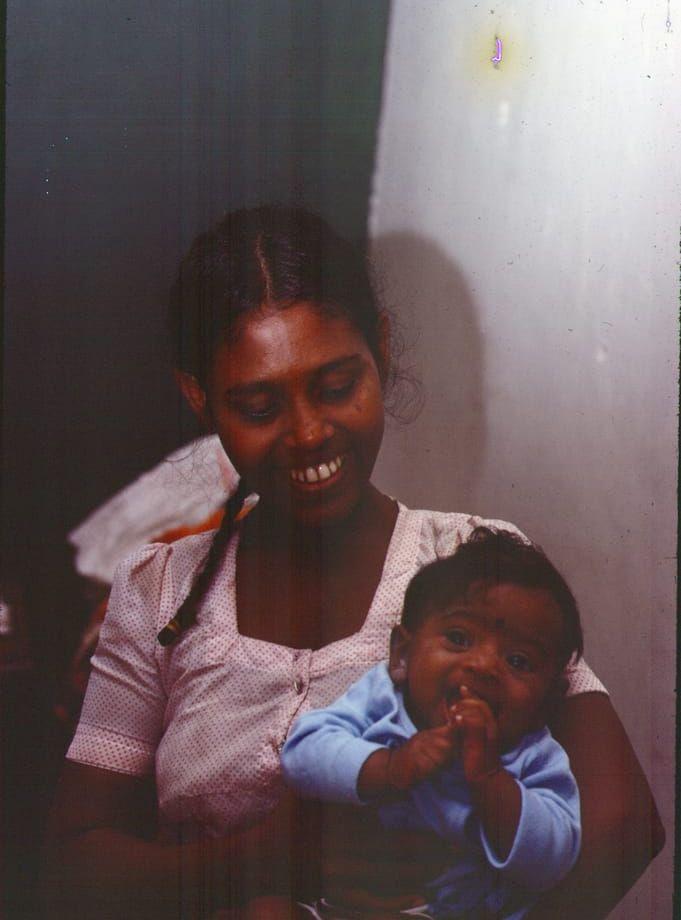Då. Biologiska mamman Siriyawathi Perera med lilla Sandra.