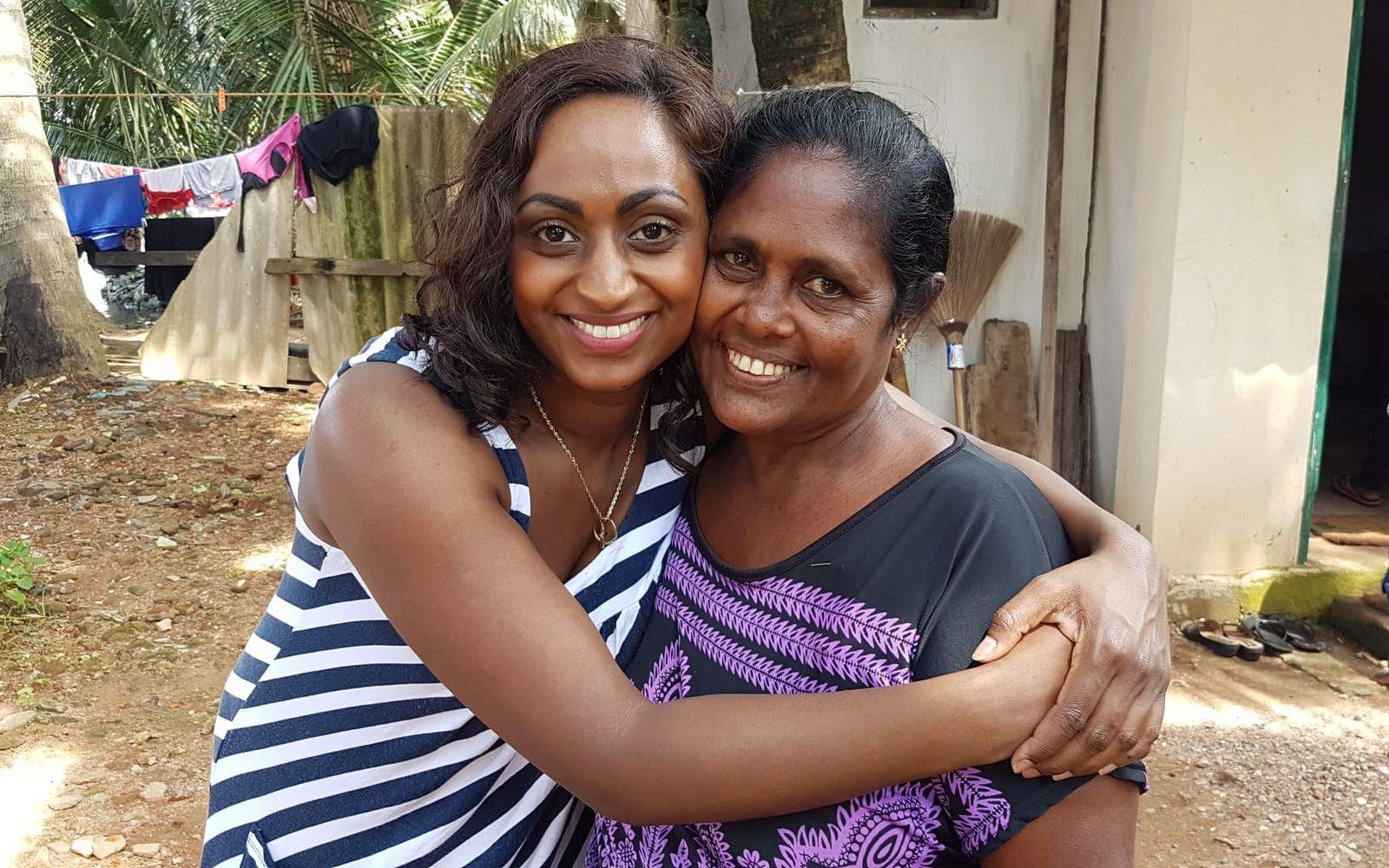 Kärt möte. Sandra Evertsson fick möta sin biologiska mamma Siriyawathi Perera på Sri Lanka.