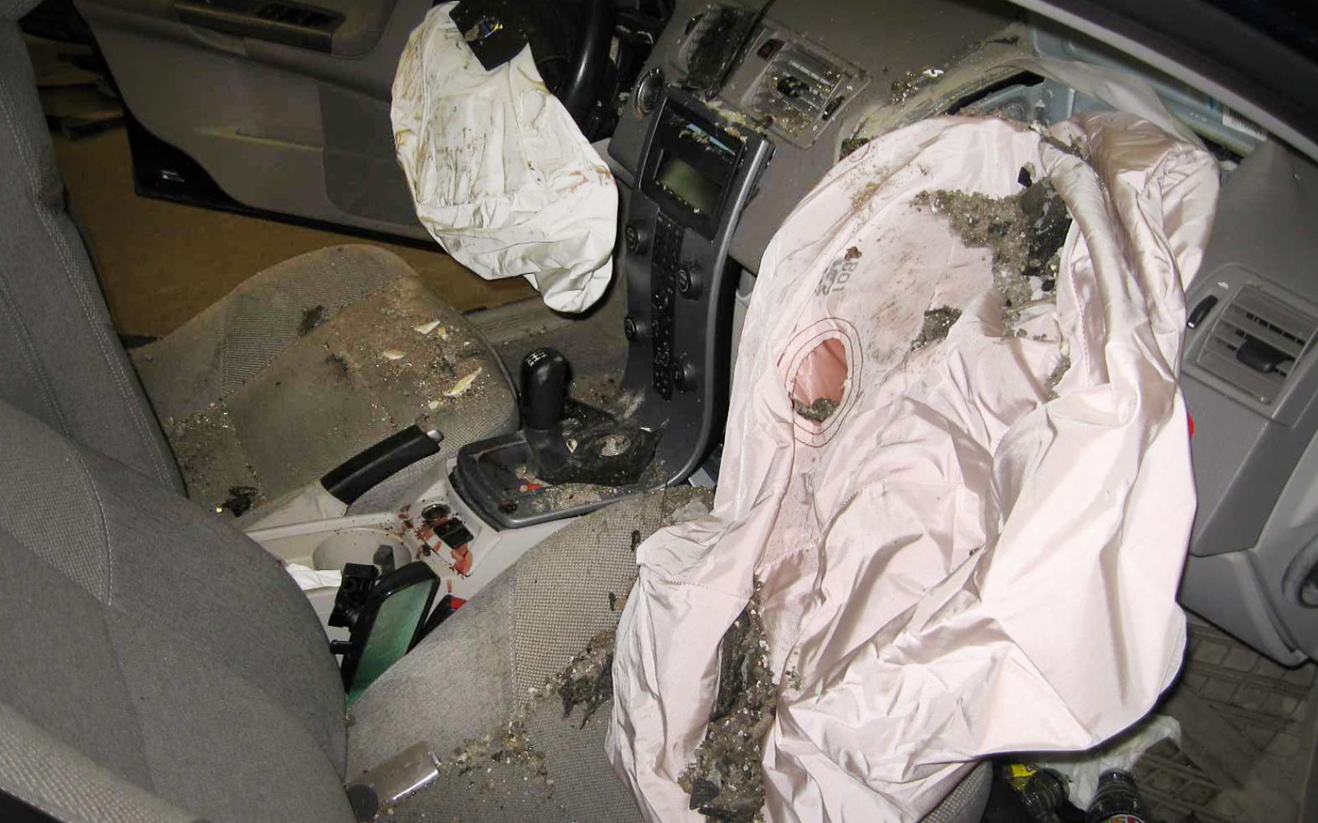 Föraren har sagt i polisförhör att han inte hade säkerhetsbälte, men bilens airbags löstes ut.